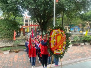 Dâng hương tại Bia tưởng niệm các anh hùng liệt sĩ phường Văn Quán